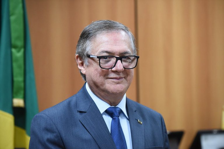 MEC ataca estudantes e congela o FIES