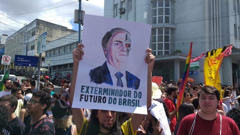 O recado das ruas contra o “idiota inútil”