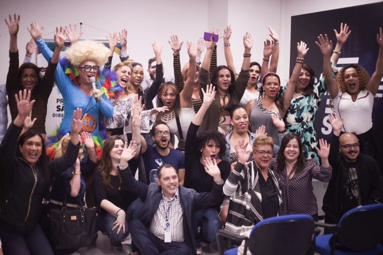 Sâmia Bomfim entrega kits profissionais para participantes do Transcidadania