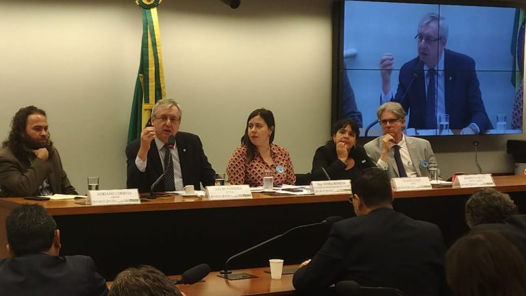 Sâmia Bomfim realiza audiência pública para debater o corte de verbas na Ciência