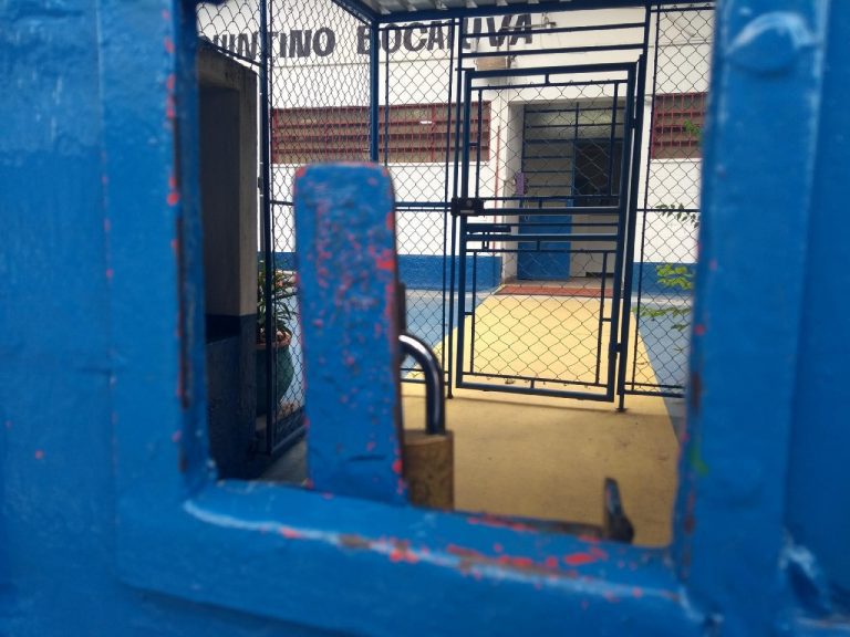 Sâmia cobra Secretaria de Educação sobre convocação de professores em meio à epidemia