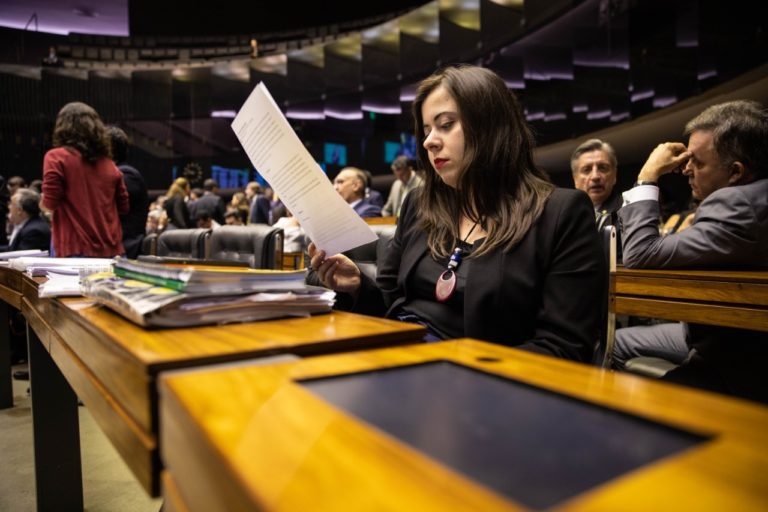 Sâmia Bomfim está na luta pela renda básica permanente
