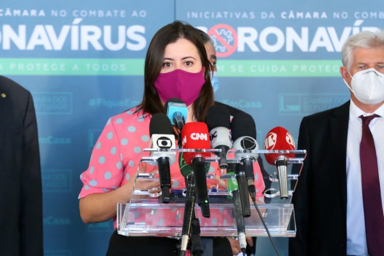 Sâmia e PSOL convocam presidente da ANVISA por conta da suspensão dos testes da coronavac