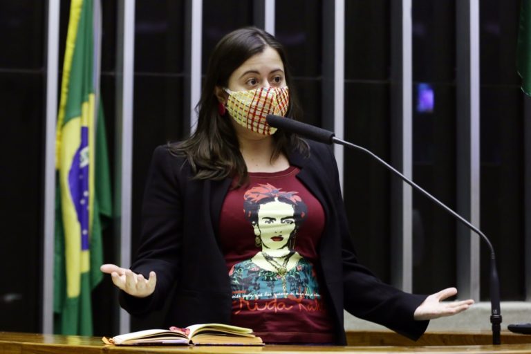 Sâmia Bomfim apresenta projeto para estabelecer grupos prioritários na vacinação contra a covid-19