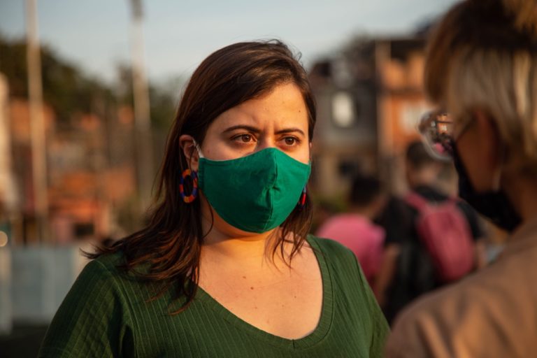 Deputada Sâmia Bomfim cobra prefeituras sobre programa de Auxílio Emergencial