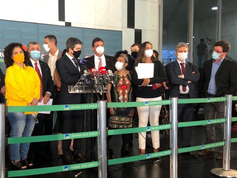 Partidos de oposição pedem a saída urgente de Bolsonaro