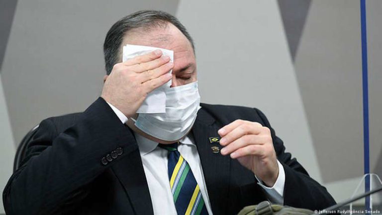 Deputada Sâmia Bomfim fornece respostas do governo Bolsonaro à CPI da covid