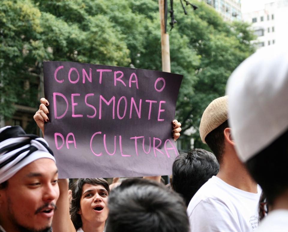 Bolsonaro veta parcialmente a prorrogação da Lei Aldir Blanc, prejudicando trabalhadores da cultura