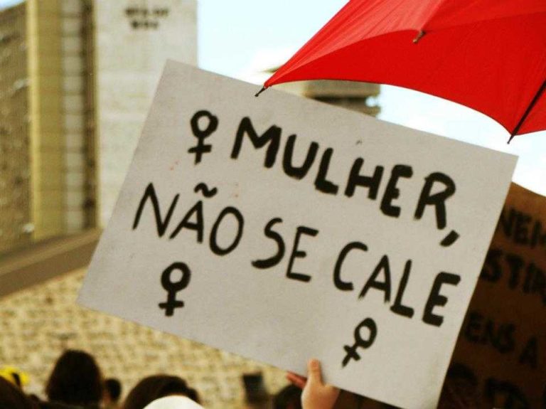 Aprovado PL que prevê a afixação de avisos com o número do Disque Denúncia de violência contra a mulher (Disque 180)