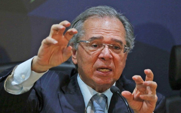 PSOL pede explicações ao ministro Paulo Guedes sobre fila do Bolsa Família