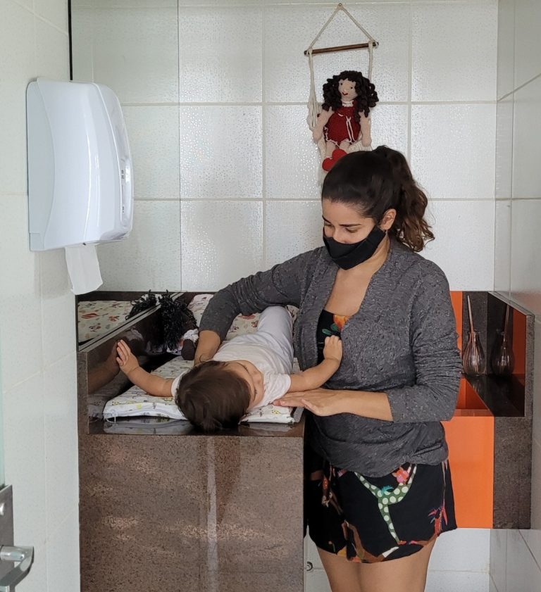 Projeto de Lei apresentado por Sâmia Bomfim visa obrigar todos os estabelecimentos com grande circulação, públicos ou privados, tenham fraldários