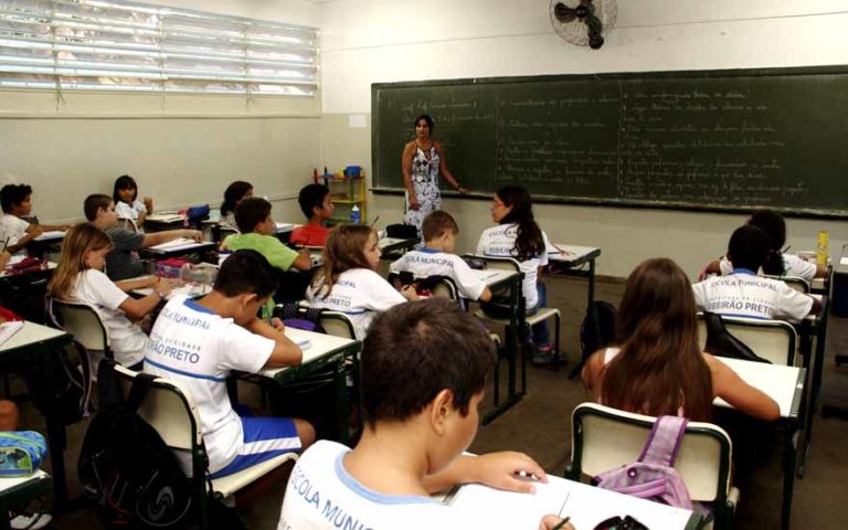 Funcionários da limpeza nas escolas estaduais de Ribeirão Preto fazem paralisação do serviço por falta de pagamento de salários