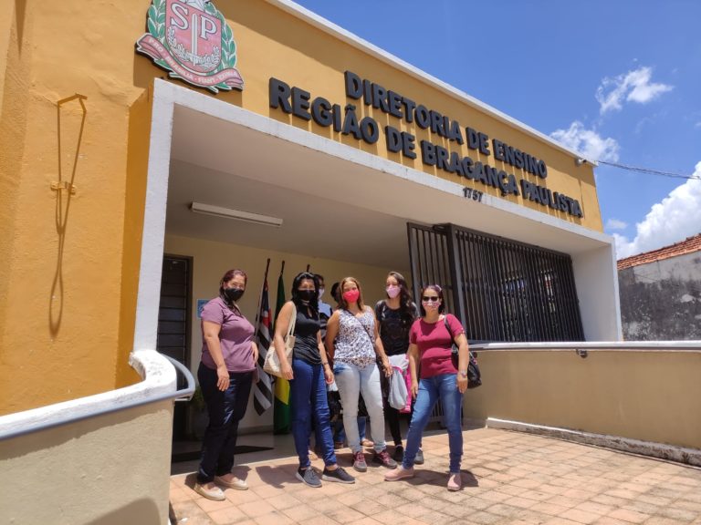 Trabalhadoras da limpeza das escolas Estaduais de Atibaia realizam manifestação na diretoria de ensino de Bragança Paulista