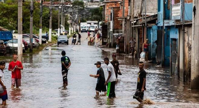 Sâmia e bancada do PSOL protocolam projeto que prevê Auxílio Emergencial para vítimas de secas e enchentes