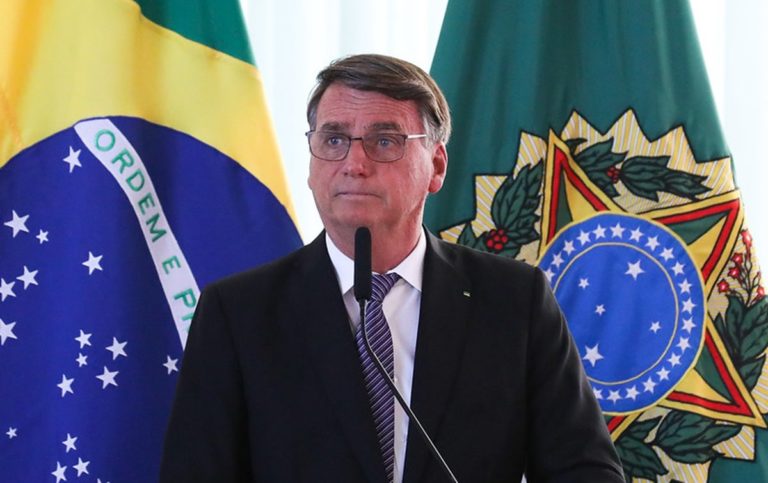 Sâmia Bomfim protocola notícia-crime contra Bolsonaro