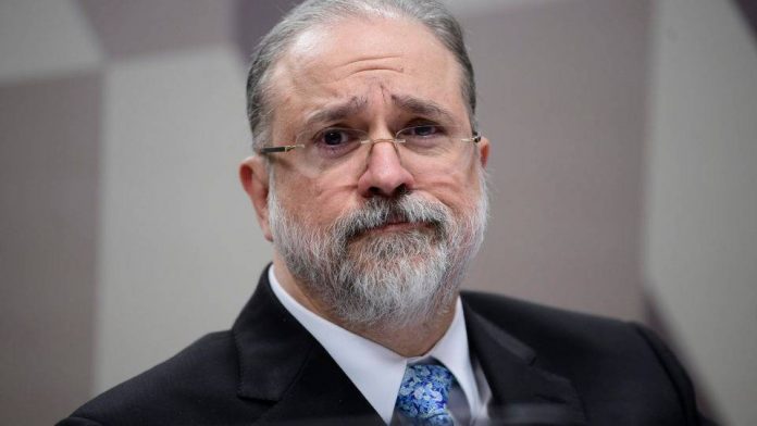 PSOL pede impeachment de Augusto Aras
