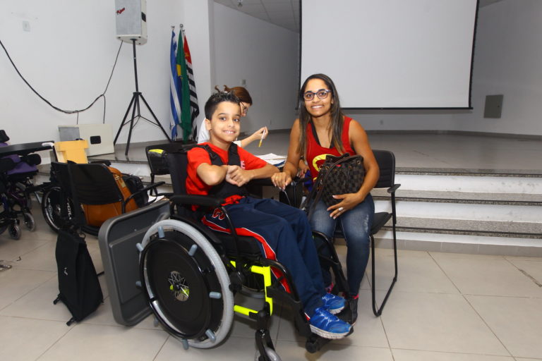 Sâmia pede redução de jornada para quem exerce cuidado indispensável a pessoa com deficiência