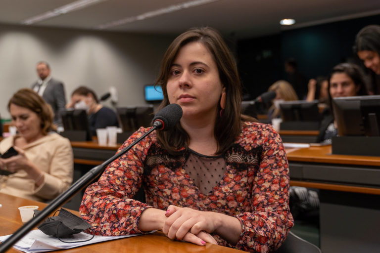 Em primeira semana da nova legislatura, Sâmia apresenta projetos para punir crimes bolsonaristas