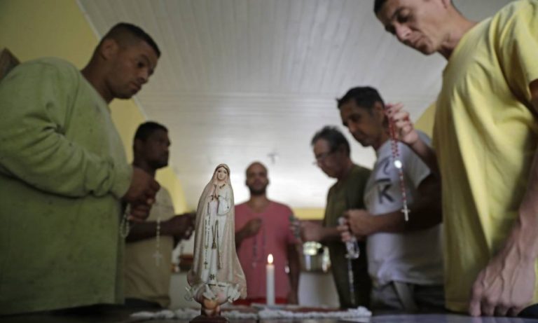 No lugar de médicos, líderes religiosos: Sâmia Bomfim enfrenta as Comunidades Terapêuticas