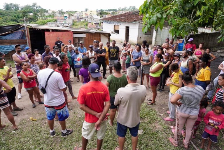 Em Parelheiros, Sâmia visita famílias que vivem nas ocupações Carlos Marighella I e II