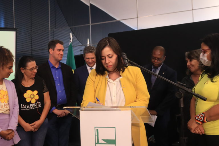 Sâmia assume como coordenadora da Frente Parlamentar Mista em Defesa da Criança e Adolescente