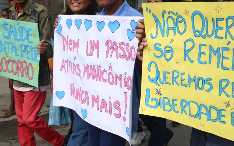 Governo cede à pressão e põe fim ao departamento que apoiava “comunidades terapêuticas”