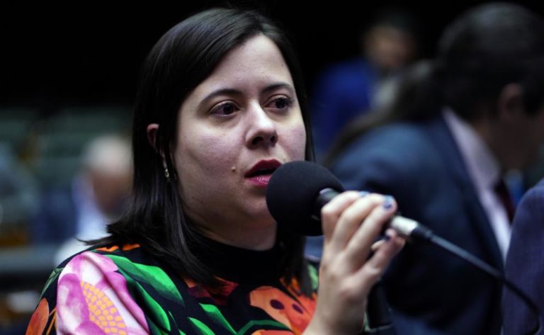 Câmara aprova urgência do “Protocolo Não se Calem”, PL que tem Sâmia entre as autoras