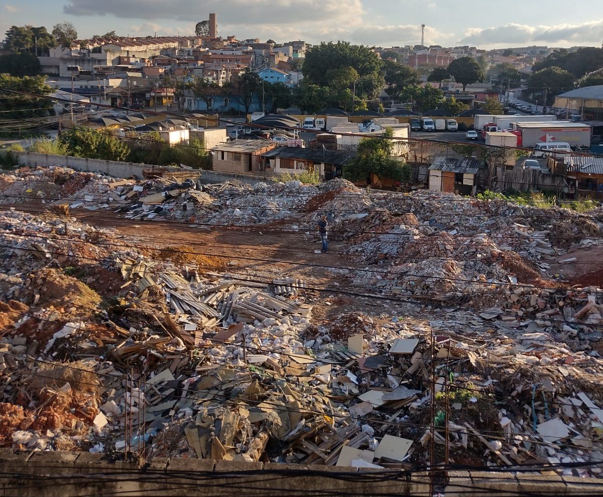 Deputada Sâmia exige que Prefeitura de Guarulhos tome providências sobre lixão irregular