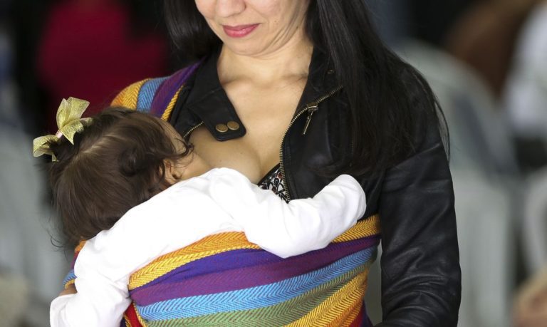 Com relatoria de Sâmia, PL que garante a amamentação em público é aprovado na CCJ