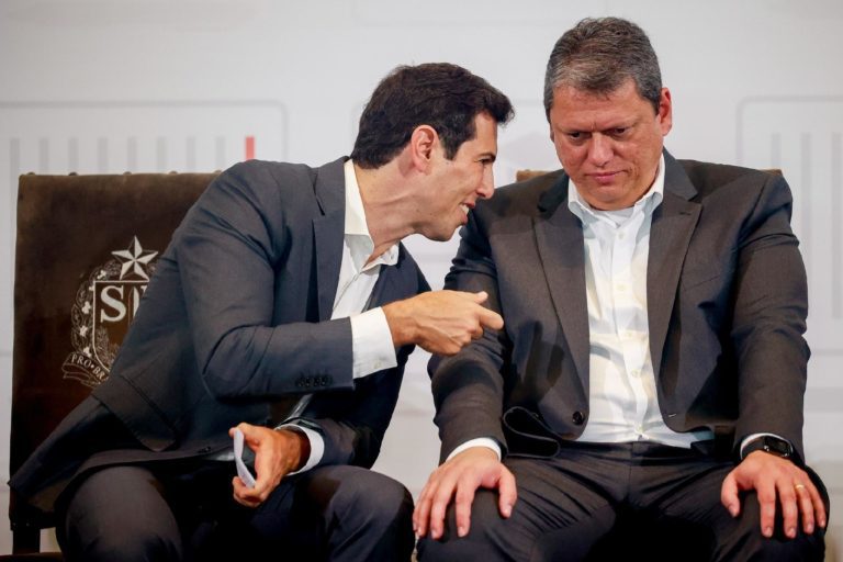 Deputadas do PSOL pedem investigação sobre a decisão de Tarcísio de descontinuar livros do MEC