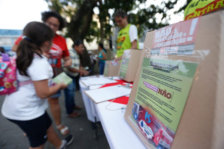 Não à privatização: na rua, Sâmia promove plebiscito popular em defesa do Metrô, da CPTM e da Sabesp