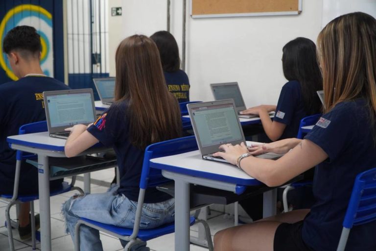 PSOL tenta impedir governo Tarcísio de usar ChatGPT em escolas de SP