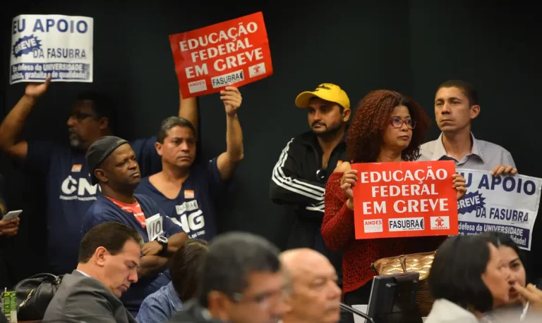 Em apoio à greve das Universidades e Institutos Federais!
