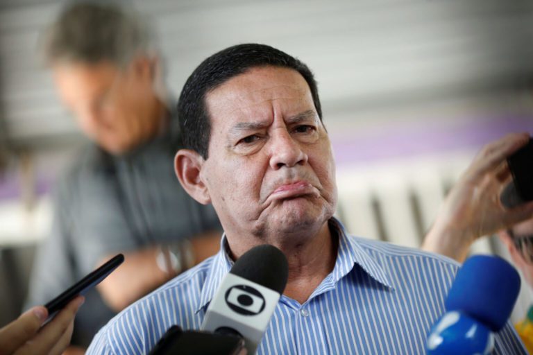 Parlamentares pedem que PGR investigue Mourão por enaltecer golpe de 64