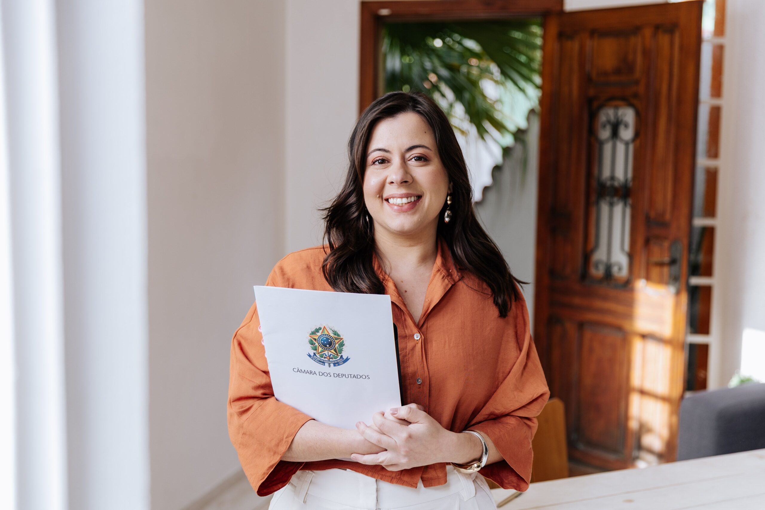 Deputada Sâmia tem parecer aprovado na Comissão de Educação sobre projeto que prevê climatização nas escolas e instituições de ensino públicas