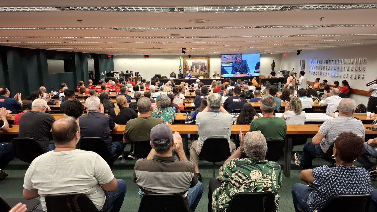 Sâmia Bomfim cobra cumprimento de acordo de greve em audiência com docentes da educação federal