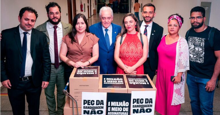 Sâmia Bomfim e Fernanda Melchionna protocolam petição com quase 1,6 milhão de assinaturas contra a ‘PEC da Bandidagem’