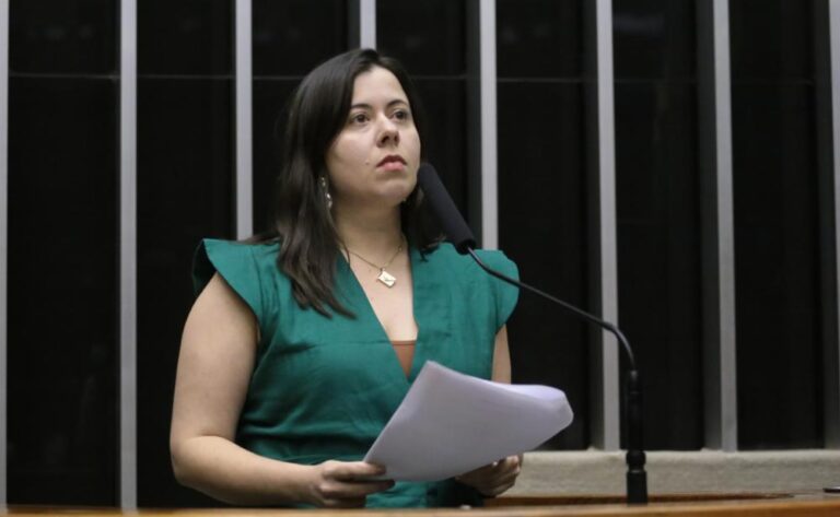 Sâmia Bomfim enfrenta big techs e lança projeto para cortar lucro com vídeos de crianças