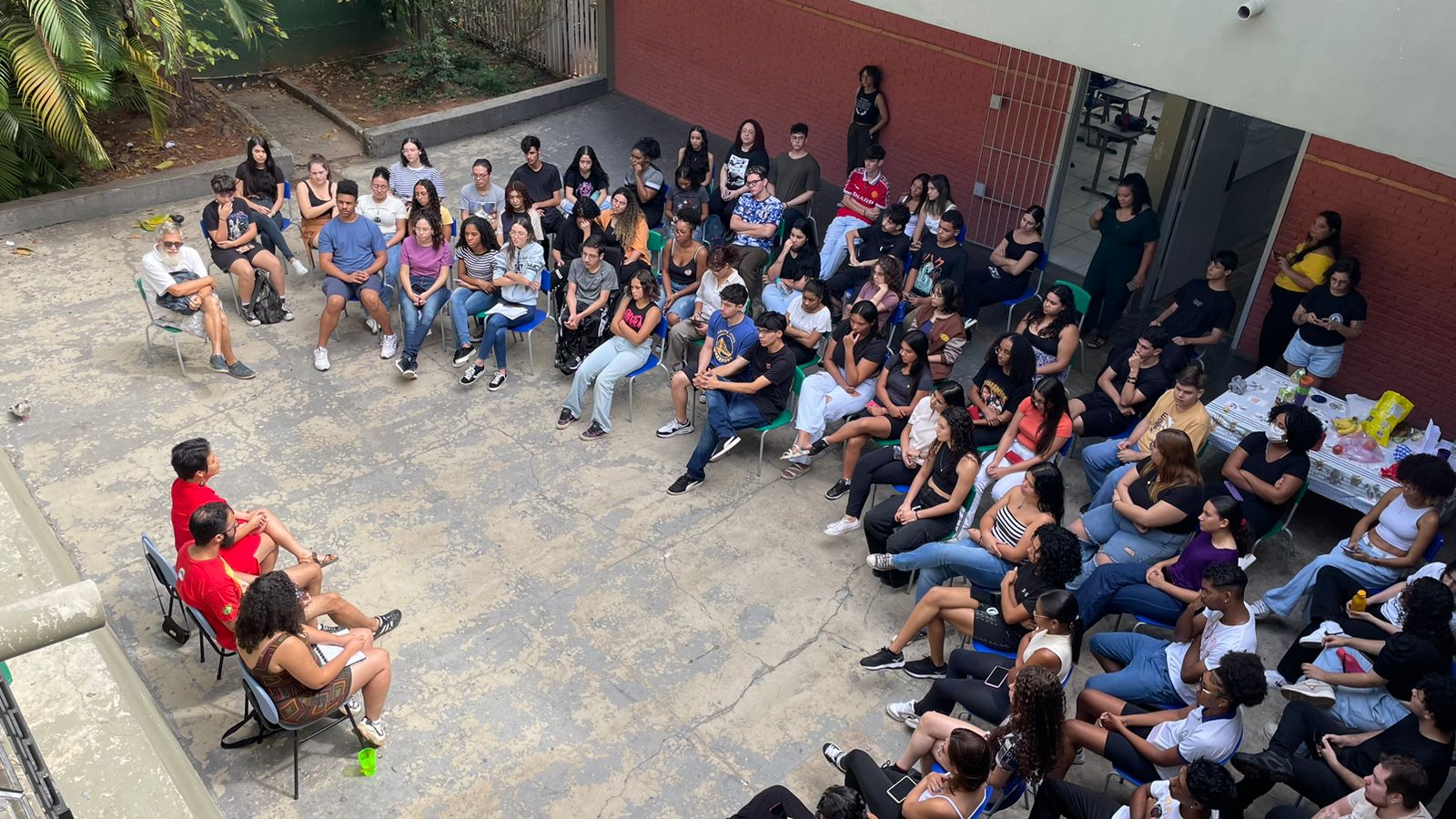 Sâmia aprova relatório que garante uso gratuito de escolas públicas por cursinhos populares