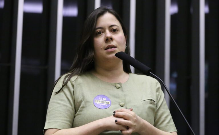 Câmara aprova ampliação da licença-paternidade com emenda de Sâmia Bomfim para famílias de crianças com deficiência