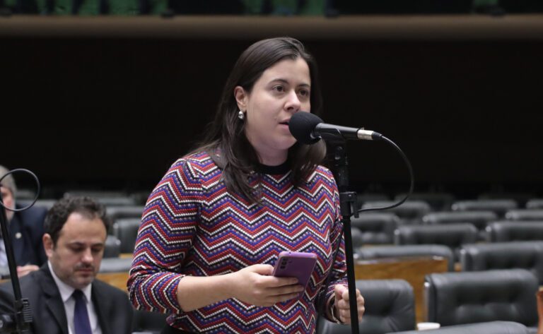 Em meio à alta de feminicídios, PL de Sâmia Bomfim tipifica conteúdo misógino com pena de reclusão