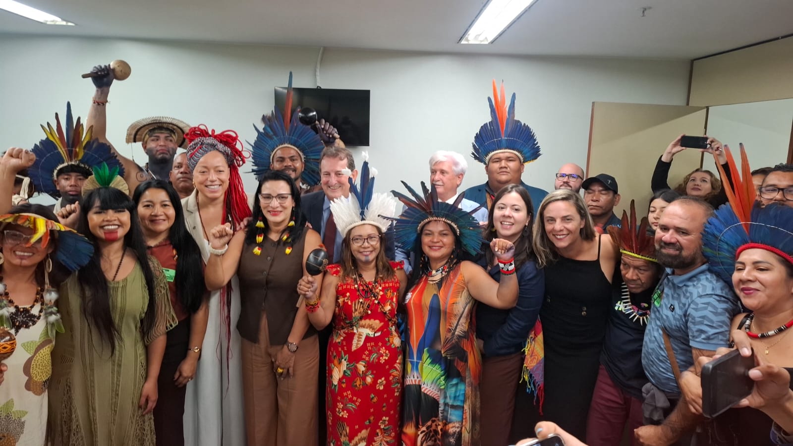 Na Câmara, indígenas celebram vitória e reforçam luta permanente contra privatização dos rios amazônicos