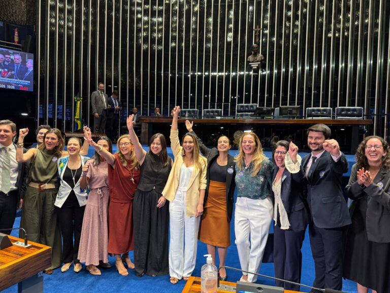 Senado aprova ampliação da licença-paternidade e mantém emenda de Sâmia para famílias atípicas