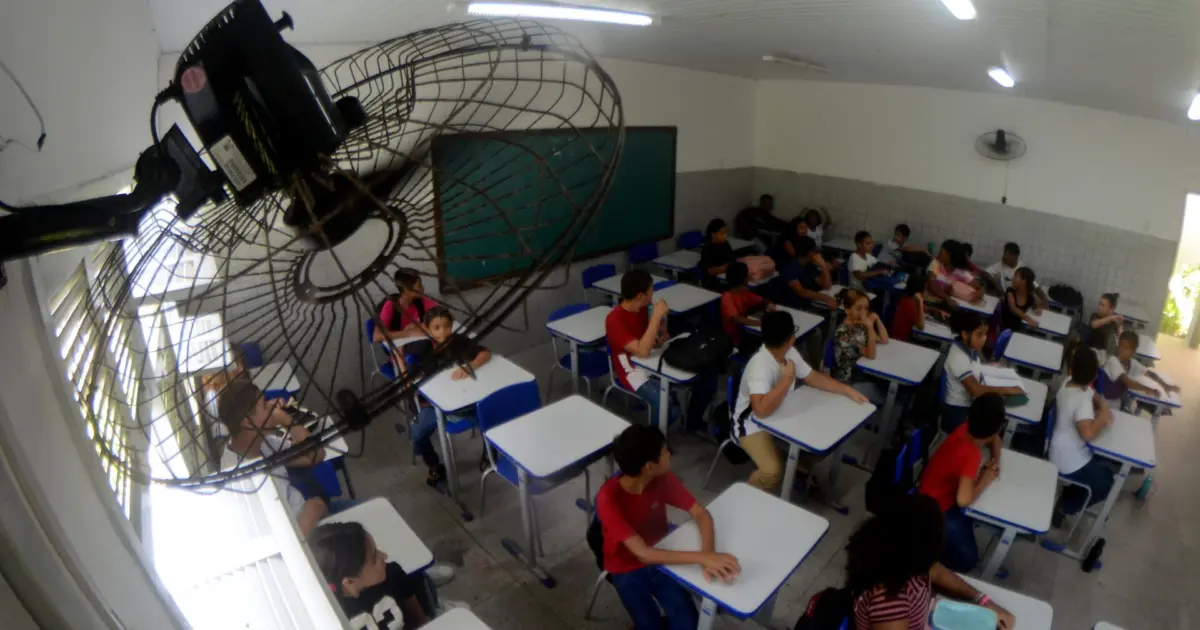 Avança na Câmara projeto de Sâmia para enfrentar calor extremo em escolas e prédios públicos