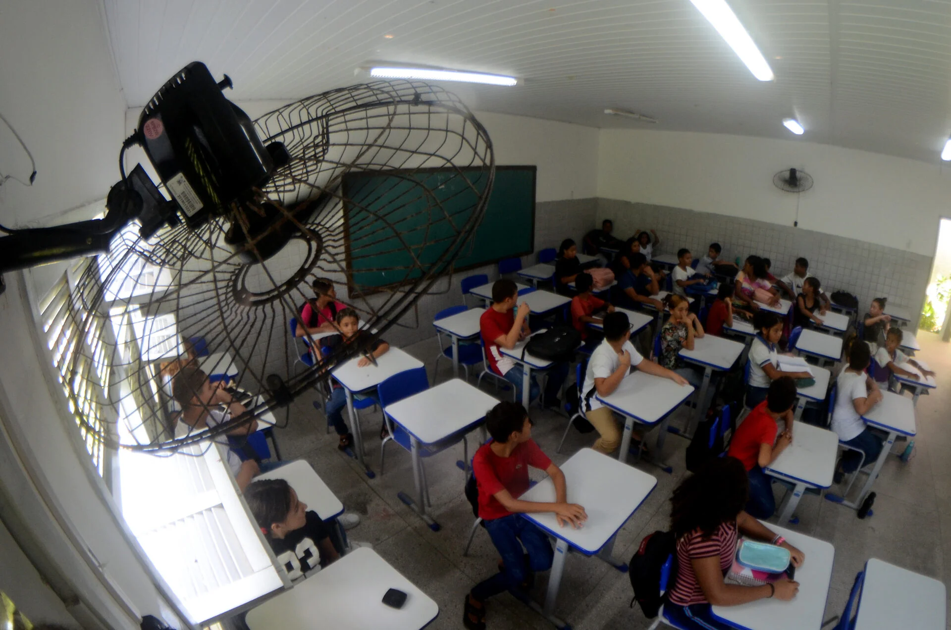 Avança na Câmara projeto de Sâmia para enfrentar calor extremo em escolas e prédios públicos