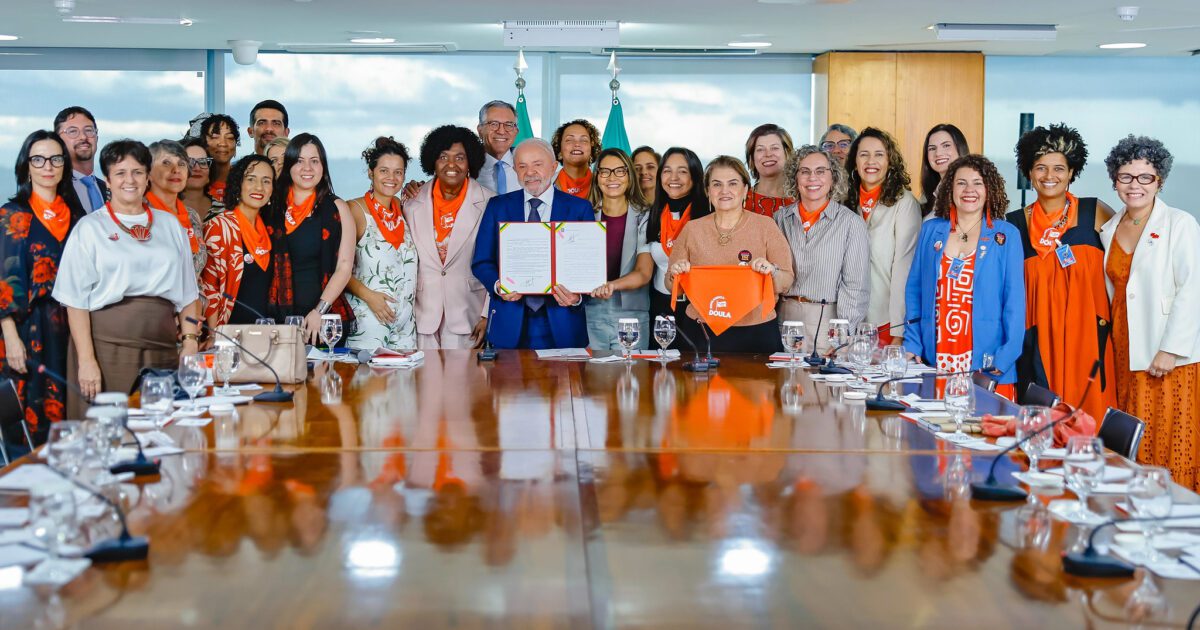 Lei que regulamenta profissão de doulas, relatada por Sâmia Bomfim, é sancionada por Lula