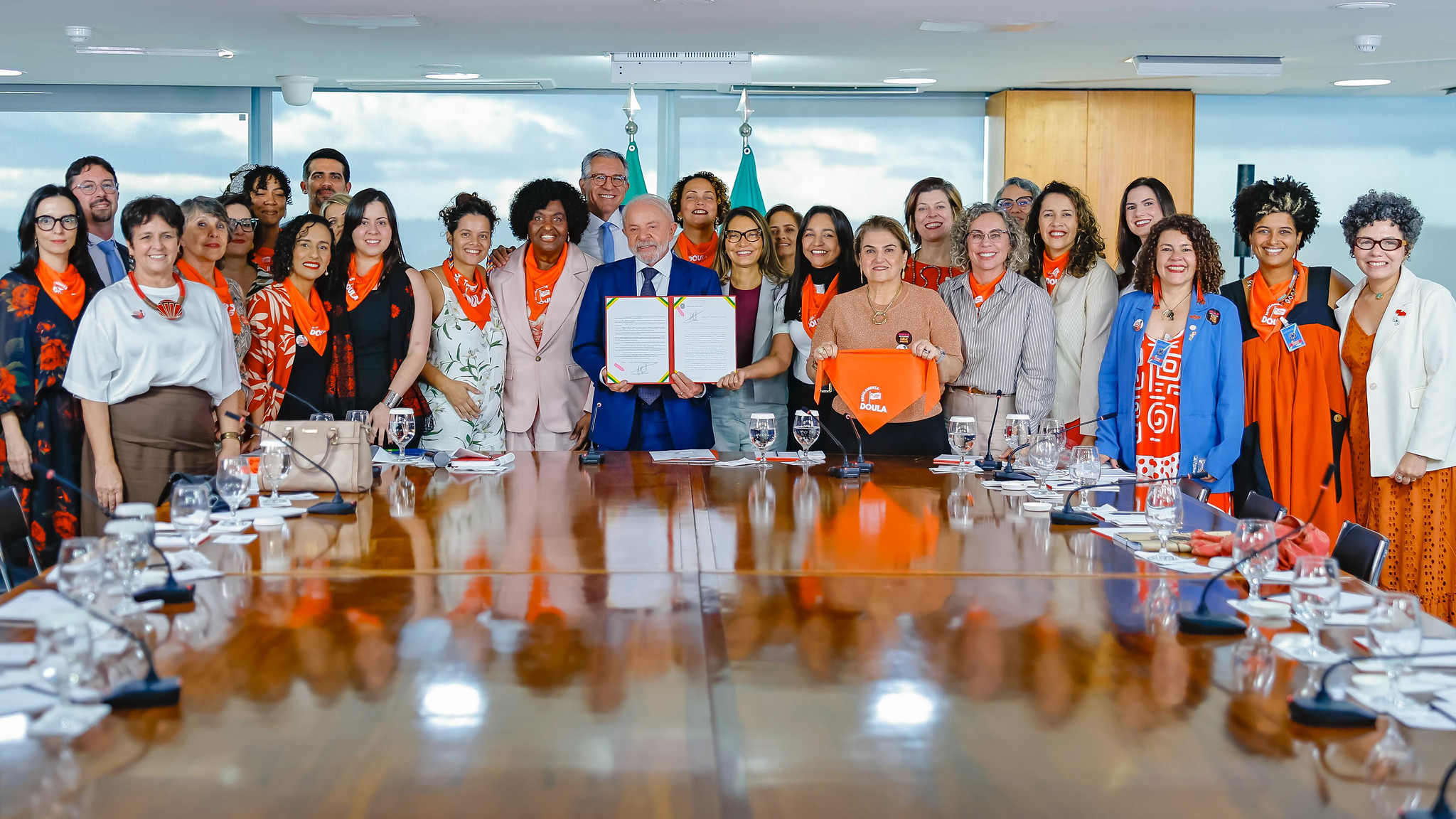 Lei que regulamenta profissão de doulas, relatada por Sâmia Bomfim, é sancionada por Lula