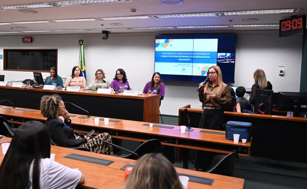 Audiência pública na Câmara pressiona por jornada de 30 horas e piso nacional para nutricionistas