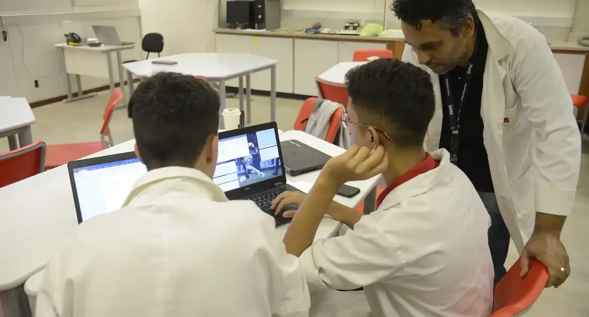 Proposta de Sâmia reforma a Lei do Estágio para ampliar proteção social de estudantes em início de carreira