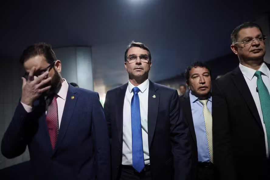 Sâmia pede que Senado e TCU investiguem Flávio Bolsonaro por uso de cota parlamentar para visitar Vorcaro